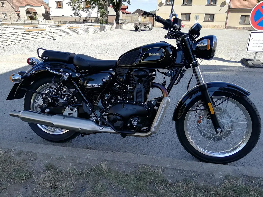 Benelli Imperiale 400 hitam tampak samping dengan mesin satu silinder bersirip pendingin udara, roda jari-jari, dan knalpot krom