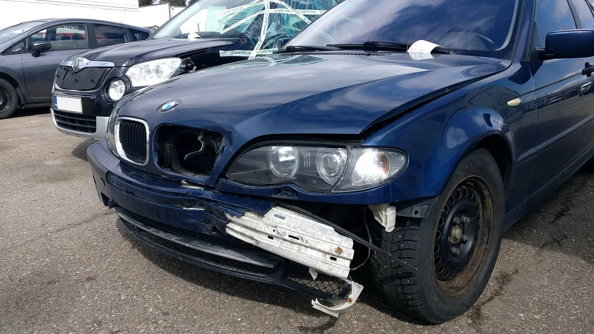 Bumper Mobil Penyok: Diperbaiki, Didempul, atau Ganti Baru