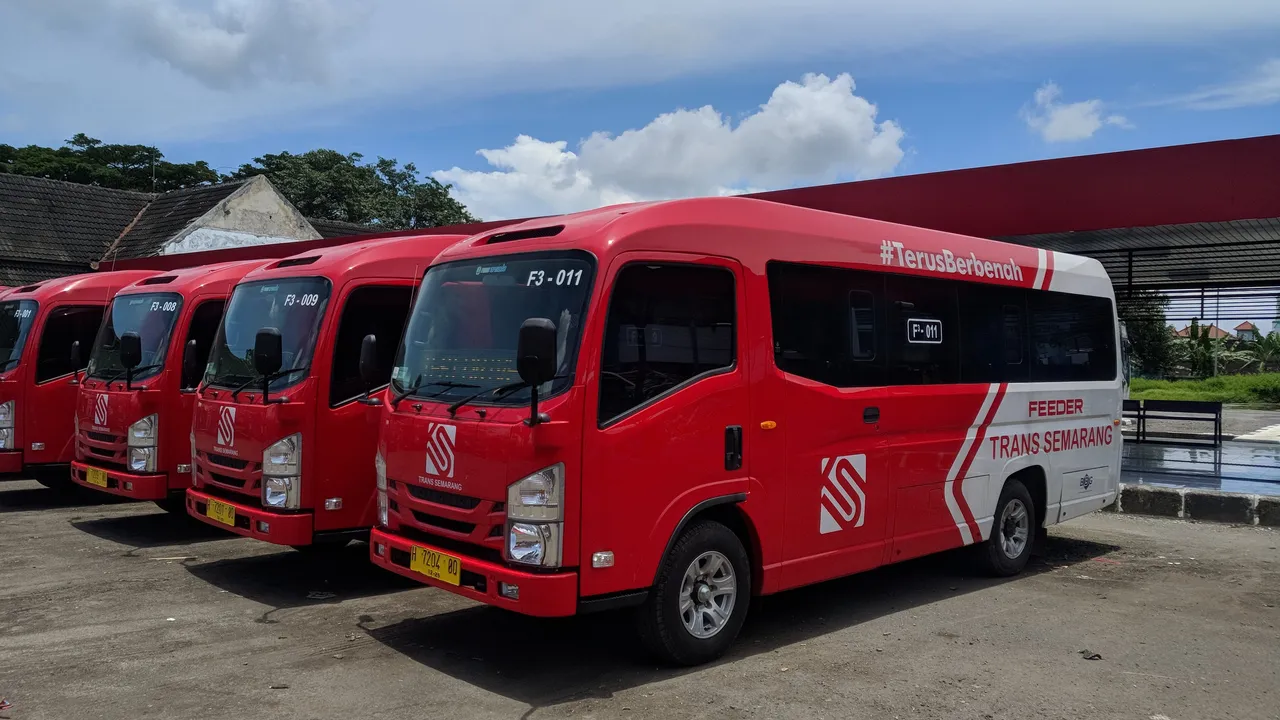 Mobil Elf: Varian Truk dan Microbus Isuzu, Mesin, dan Peruntukannya