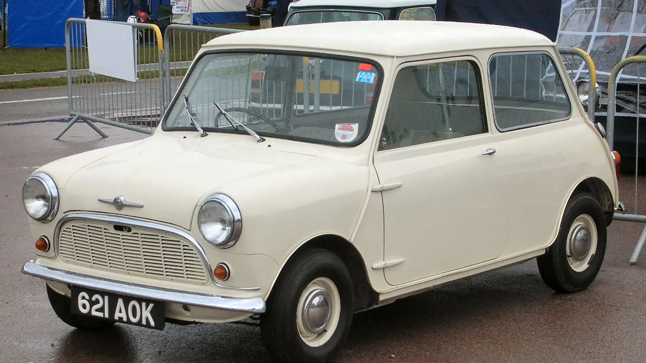 Morris Mini-Minor 1959 berwarna krem dengan gril bilah horizontal, lampu bulat, bemper krom, dan pelat nomor 621 AOK