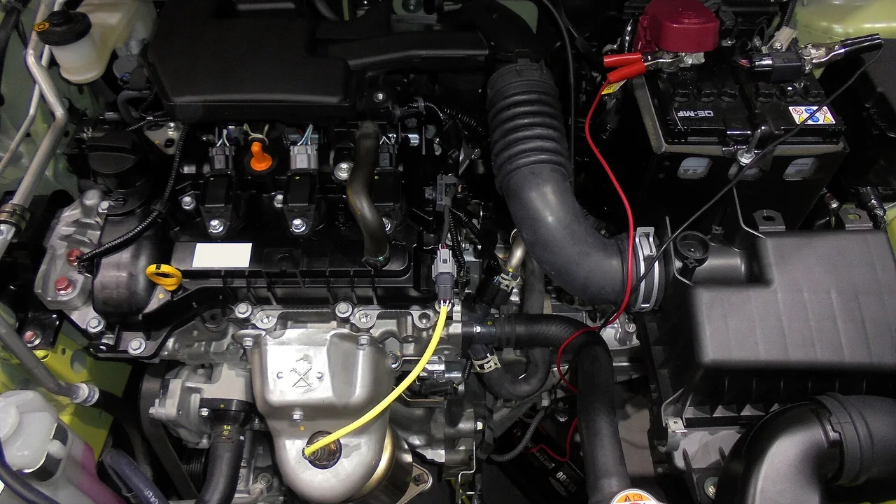 Ruang mesin Daihatsu Rocky 1.2 X ADS memperlihatkan mesin tiga silinder WA-VE, saluran udara masuk, dan aki di sisi kanan