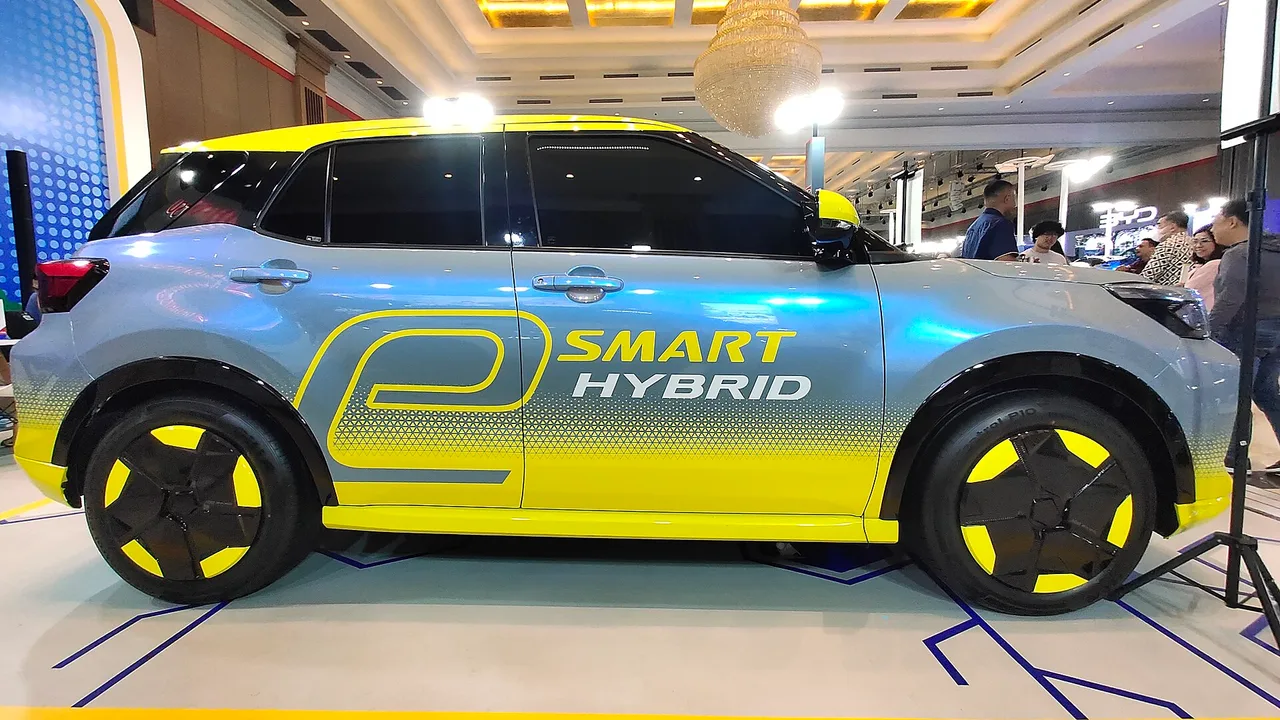 Daihatsu Rocky Hybrid ACTIVe dilihat dari samping kanan di pameran, berwarna abu-abu dan kuning dengan tulisan e-Smart Hybrid di pintu