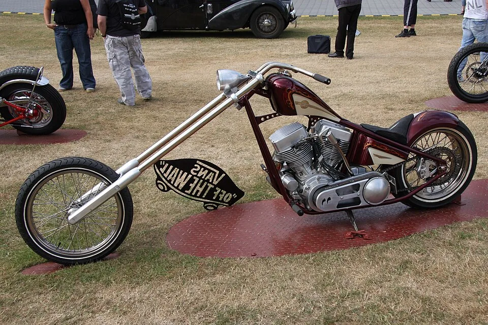 Hogtech Swedish Chop memperlihatkan garpu depan panjang bergaya chopper