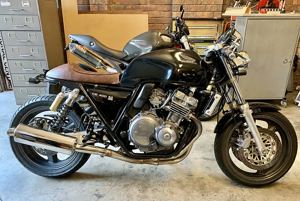 Honda CB400 model 1993 yang dimodifikasi bergaya cafe racer